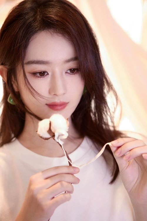 狗仔刘大锤最新爆料，赵丽颖目前稳定单身，无新恋情、无暧昧对象。此前与导演赵德胤的