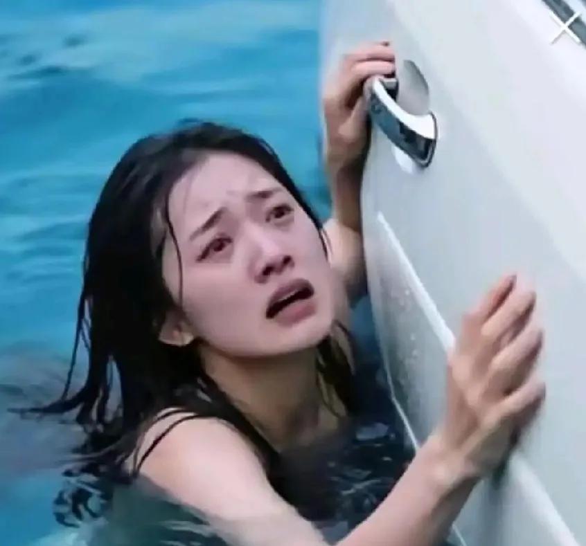 今天，刷到这样一条视频，广东某地，一名38岁女子连人带车坠入河中，发生这样的悲剧