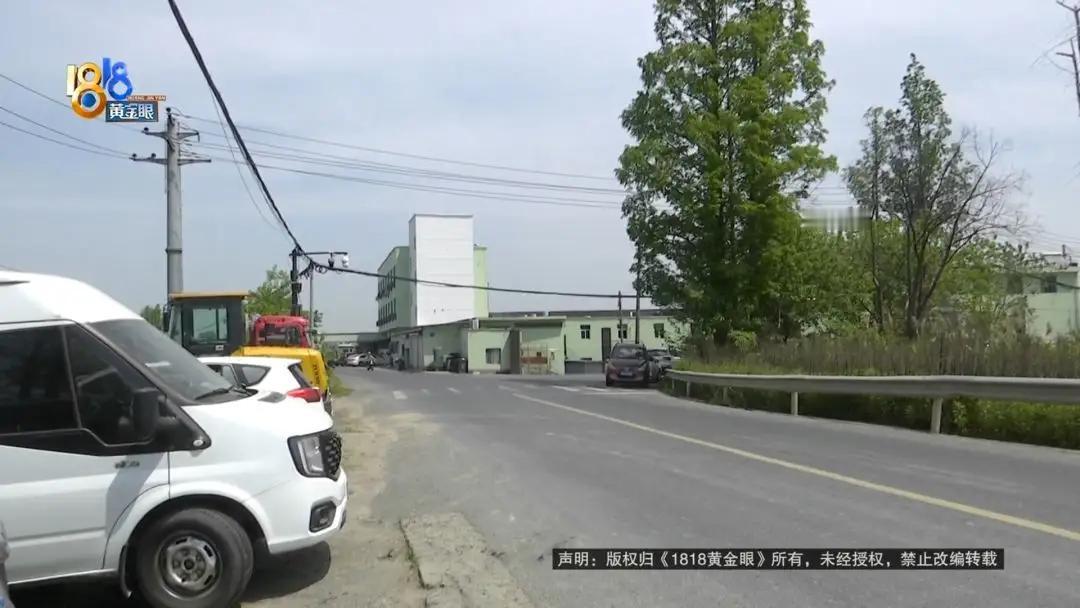 触目惊心！男子新能源车停路边突然自燃，瞬间烧成空壳，还殃及旁边两辆车！广