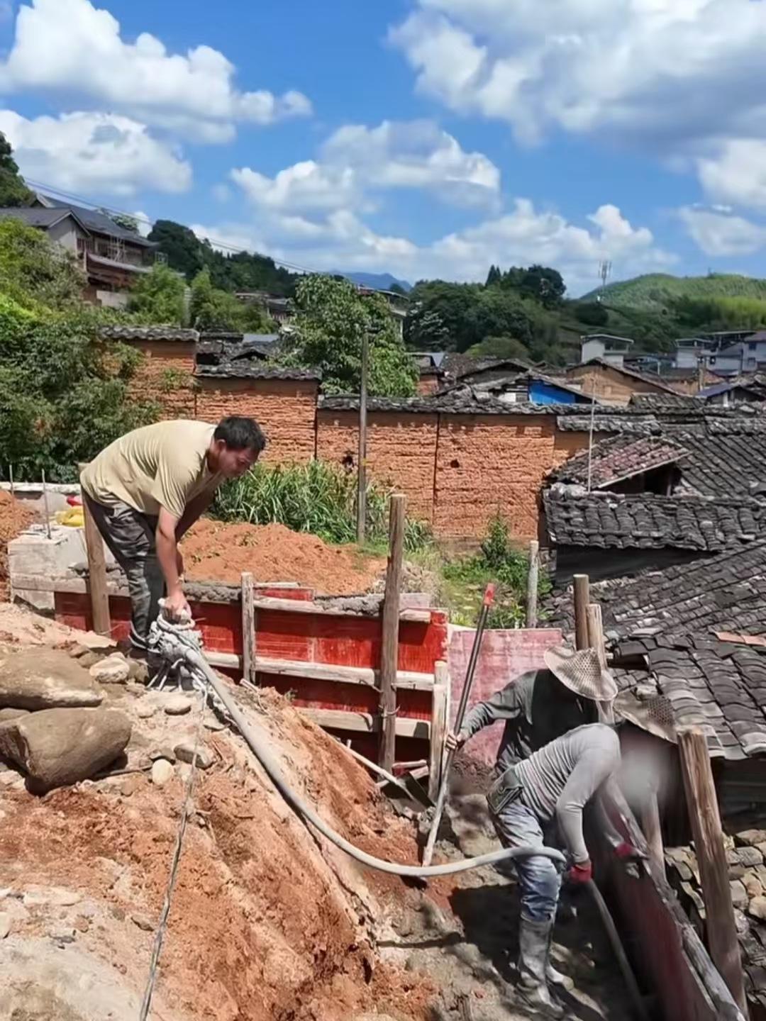 借助老屋支模来浇筑边坡，却屡次出现胀模现象，有什么好办法解决呢？在挖山建造的新