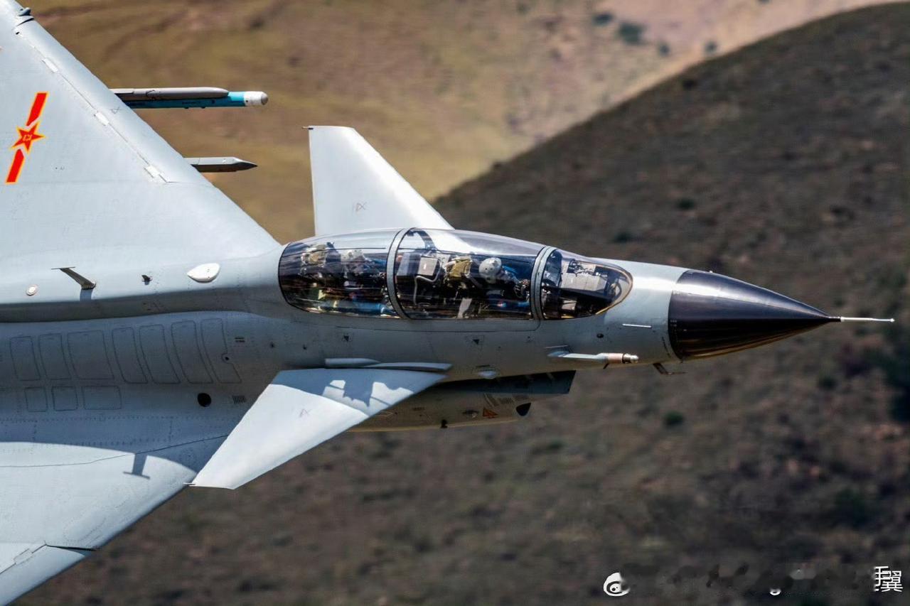 歼十S在山谷中进行低空突防训练，有点类似于欧洲的马赫谷。歼十可以利用多普乐雷达的