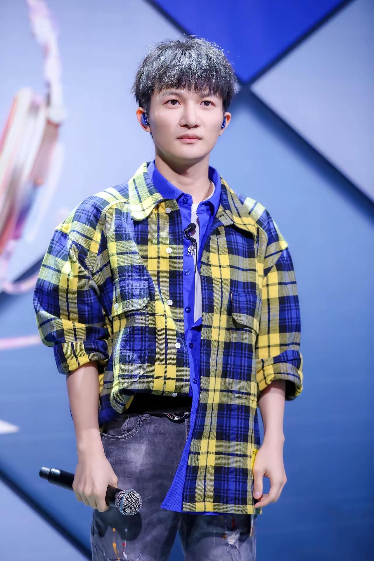 2014年，那英对周深说：“虽然你很有才华，但我更喜欢李维。”随后周深被淘汰。5