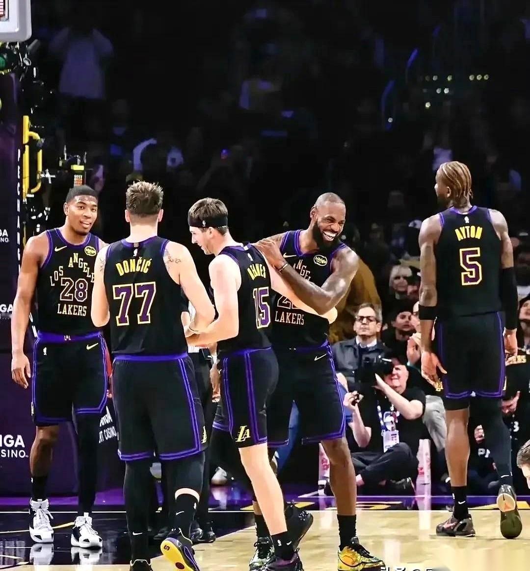 老詹今天这话，算是把NBA，不，是把整个名利场的底裤给扒了。他说里夫斯，“我看