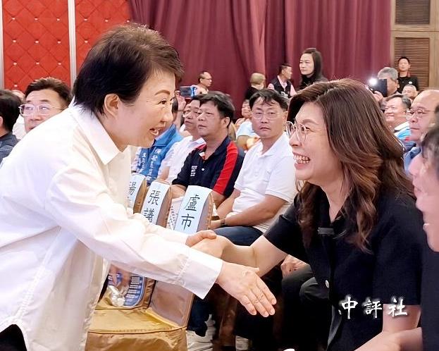 郑丽文主动拥抱卢秀燕，一句“卢妈妈是我们的太阳”，把绿媒挖了半年的坑当场填平。
