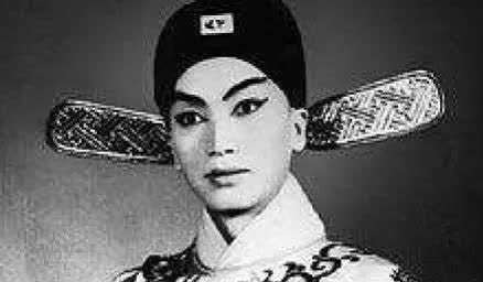 1964年，一位法国外交官爱上了一名中国女子。他俩很快有了孩子，十分幸福美满。但