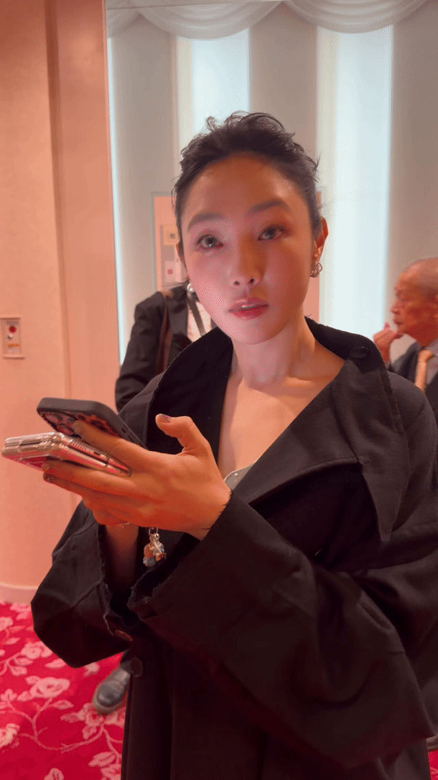白百何拿三个手机回消息谁能想到东京电影节红毯上，白百何一边是优雅大明星，一边偷偷