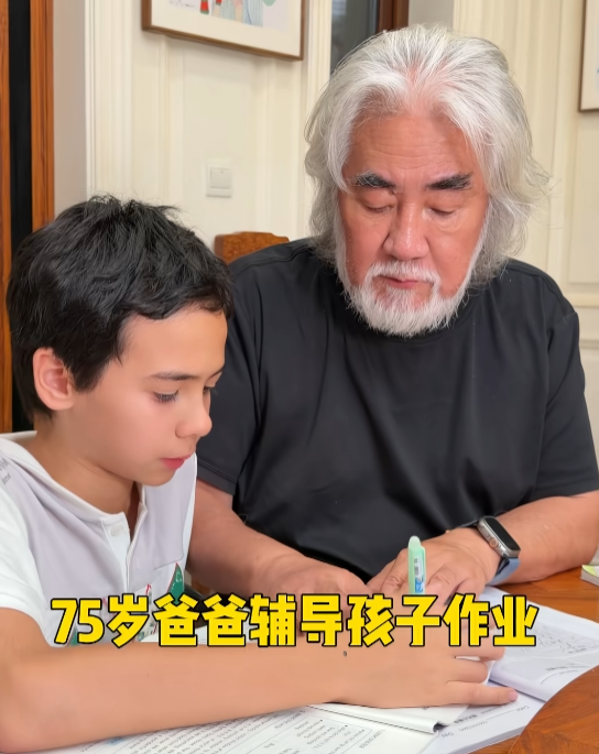 张纪中辅导混血儿子写作业，气到捂脸，一度仰天长叹——虽然这个儿子和他没有血缘关系