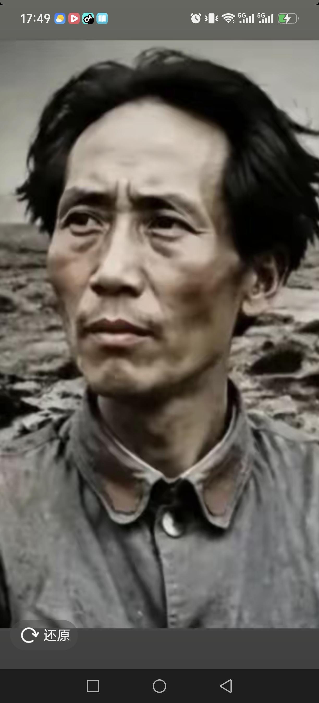 初到陕北的毛主席，长征历尽磨难，面容清瘦憔悴，头发长而散乱，平日里常常...