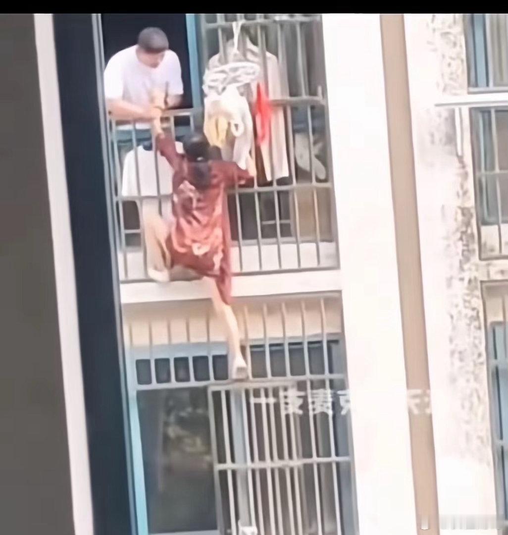 真是太拼了，大妈七夕爬窗户赴约，胆子再大也不能这么干，真替她捏把汗！大妈不光年纪