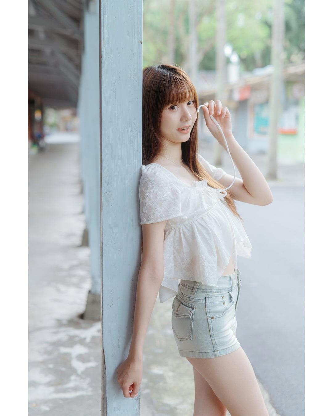 少女心爆棚的清新穿搭，白色蕾丝上衣+牛仔短裤，元气满满！🌸💕优雅自信穿搭分享