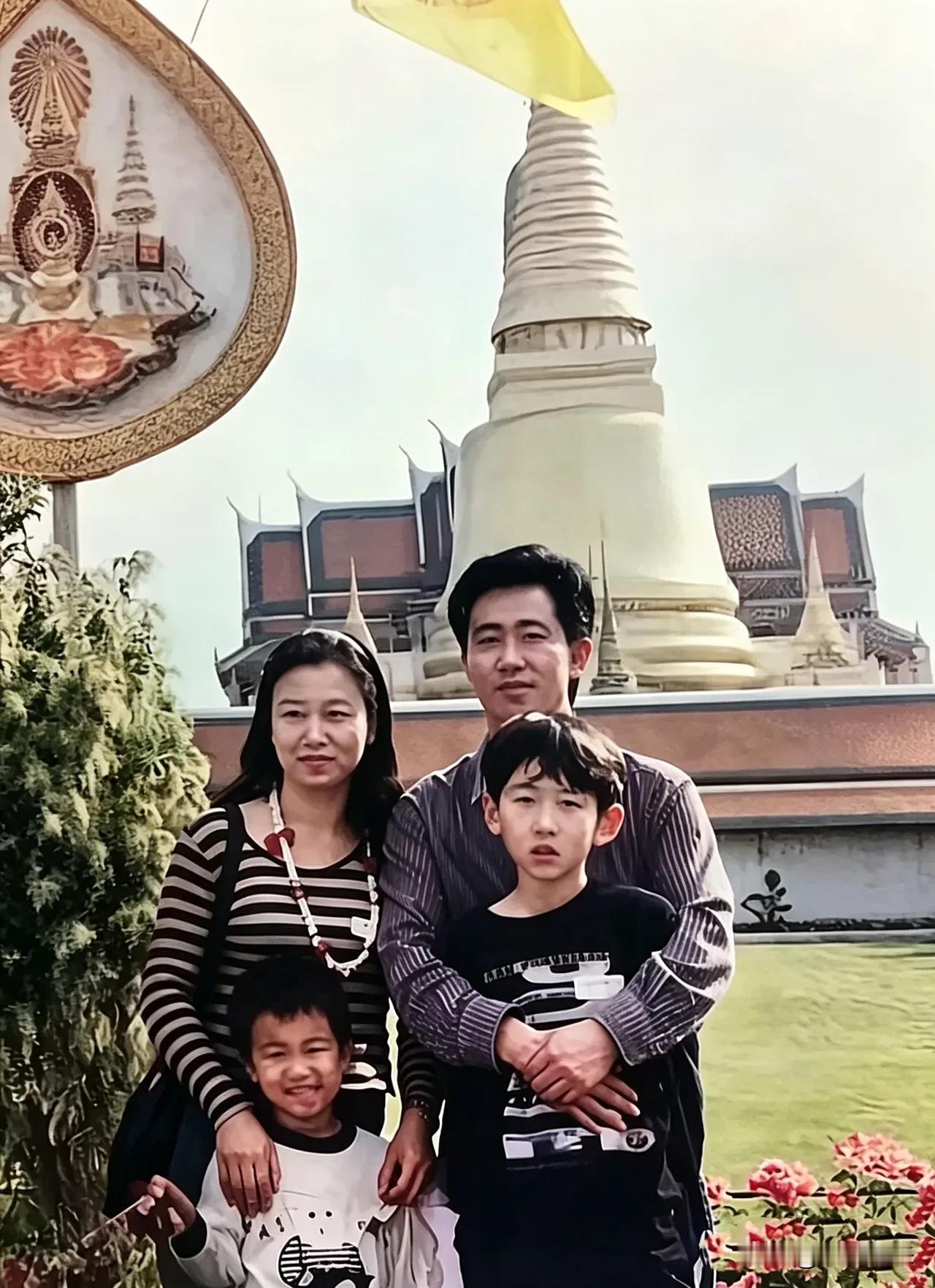 下图是许家印和妻子（已离婚）丁玉梅、长子许智健、次子许腾鹤的合影，照片拍摄于19