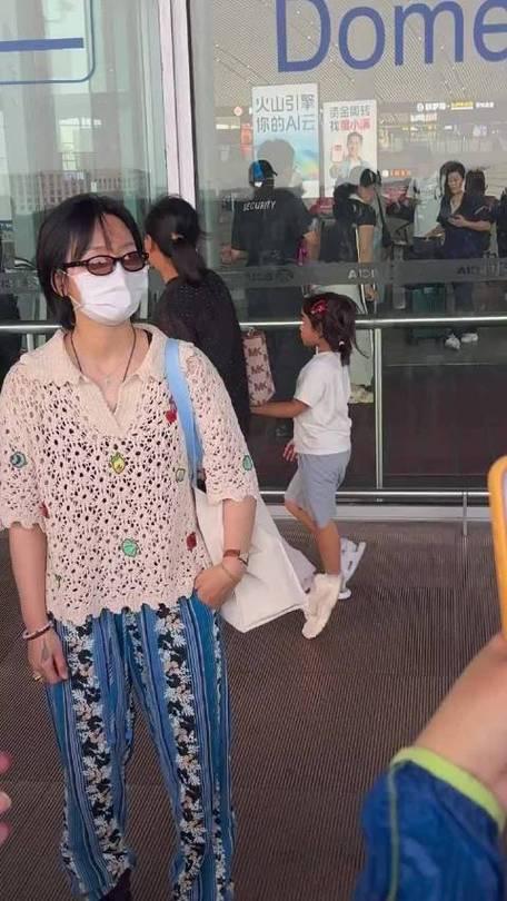天啊，这居然是周笔畅！周笔畅现身北京机场，大妈风造型个性独特，随性自在，米白色
