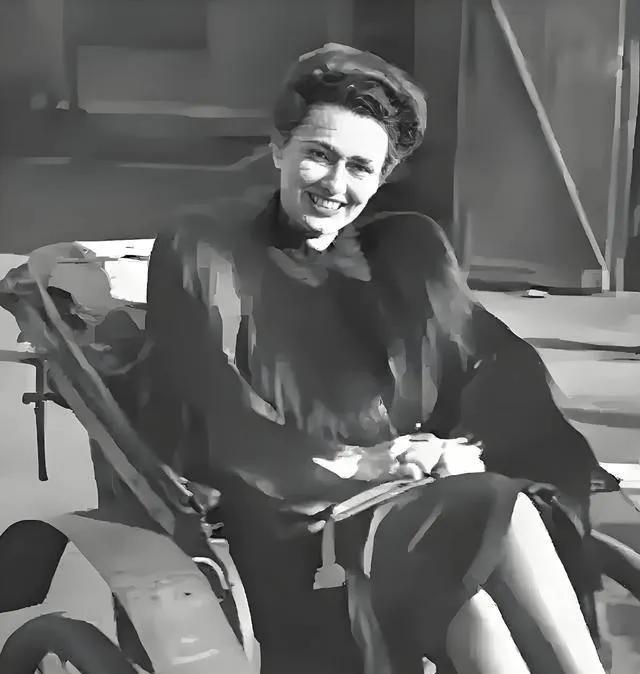 张宗昌和俄国武官打牌，俄武官输得精光，这时张宗昌说：“你欠我的钱我不要了，你把她