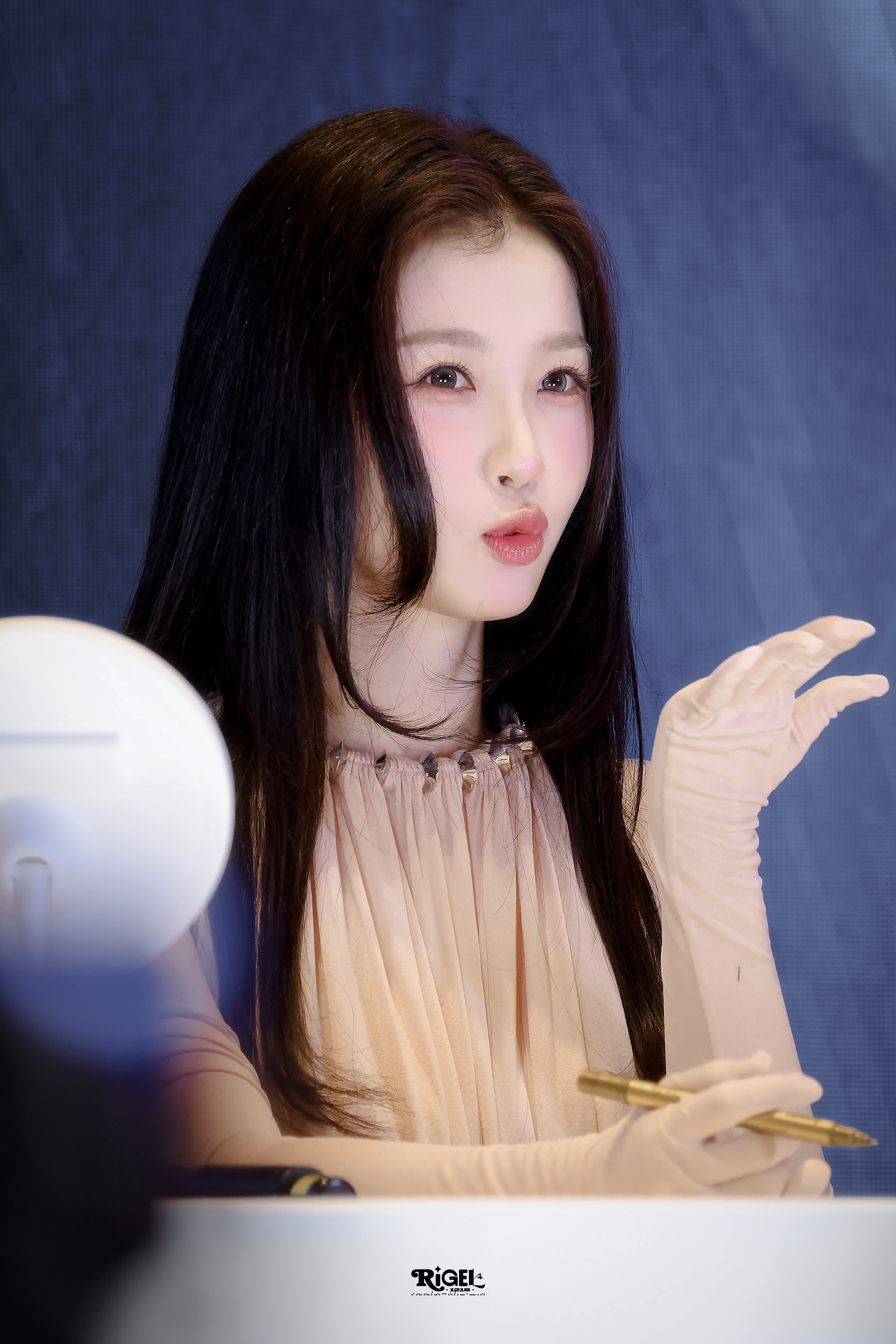 虞书欣柔雾粉裙裹着慵懒曲线，黑丝与细跟踩出致命风情。舞台聚光灯下，是甜而不腻的