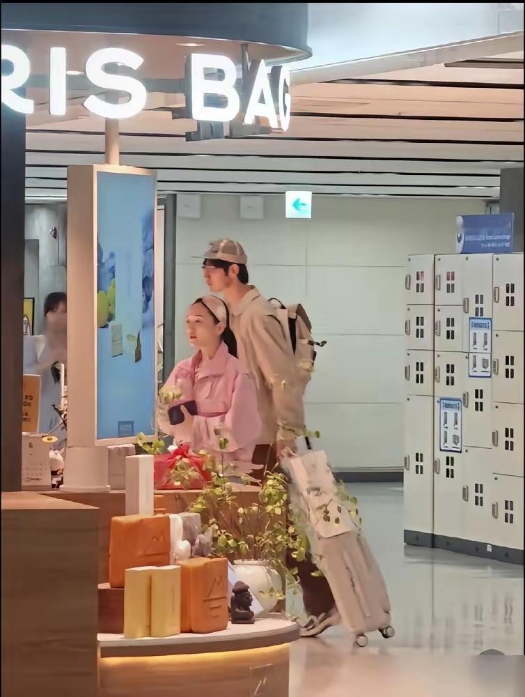金莎和孙丞潇在济州岛机场被偶遇——说是去进修声乐，哪有蜜月排场，全靠小19岁的男