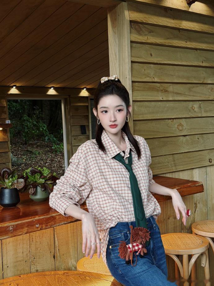 王玉雯试图吃掉彩虹王玉雯拥有了一道彩虹分享的照片真的好有意思呀，王玉雯试图吃掉