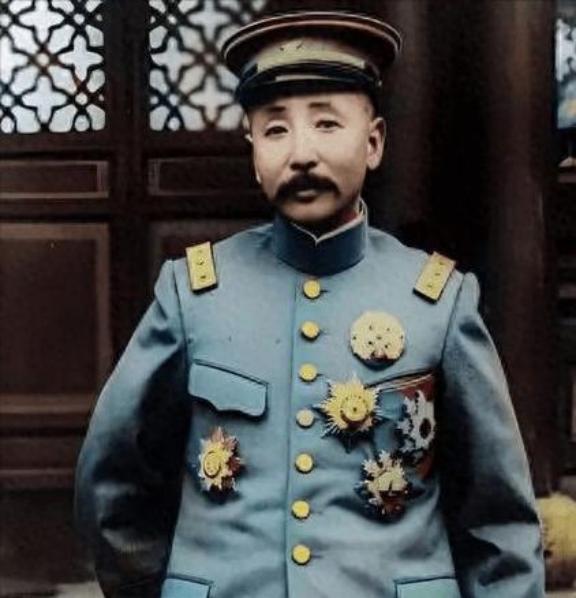 1894年，张作霖去于六家喝酒，中途于六去放水，谁料于六的小老婆二兰子竟然直接扑