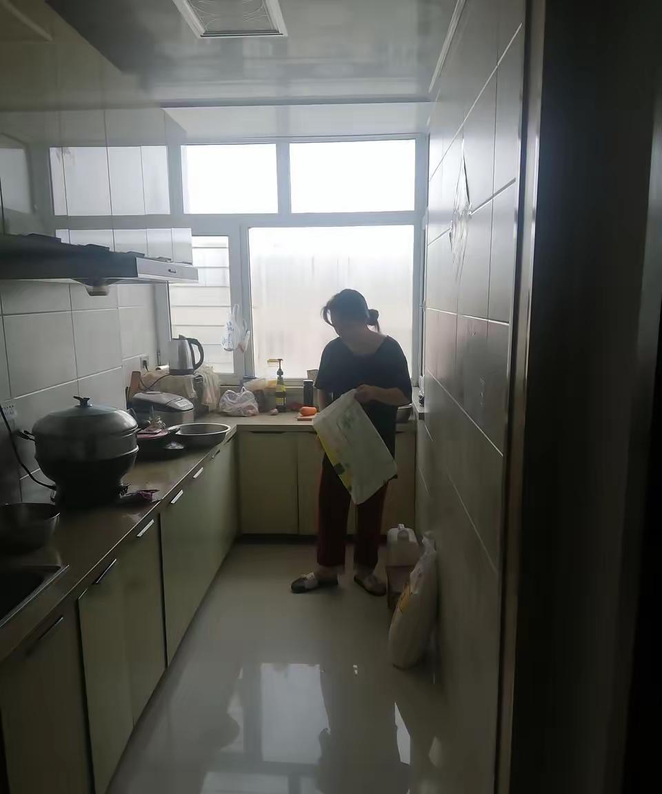 婆婆有个习惯，不知道大家是不是这样。她每次做完饭菜必须把炒菜的锅碗瓢盆包括菜刀砧
