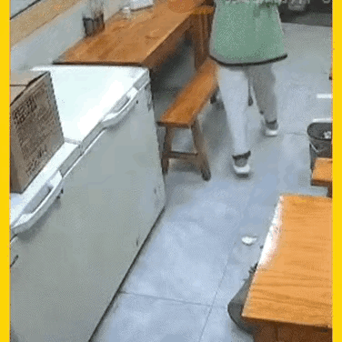 这是什么人给惯出来的臭毛病！江西赣州一小吃店来了一名20多岁的女子，问老板娘要店