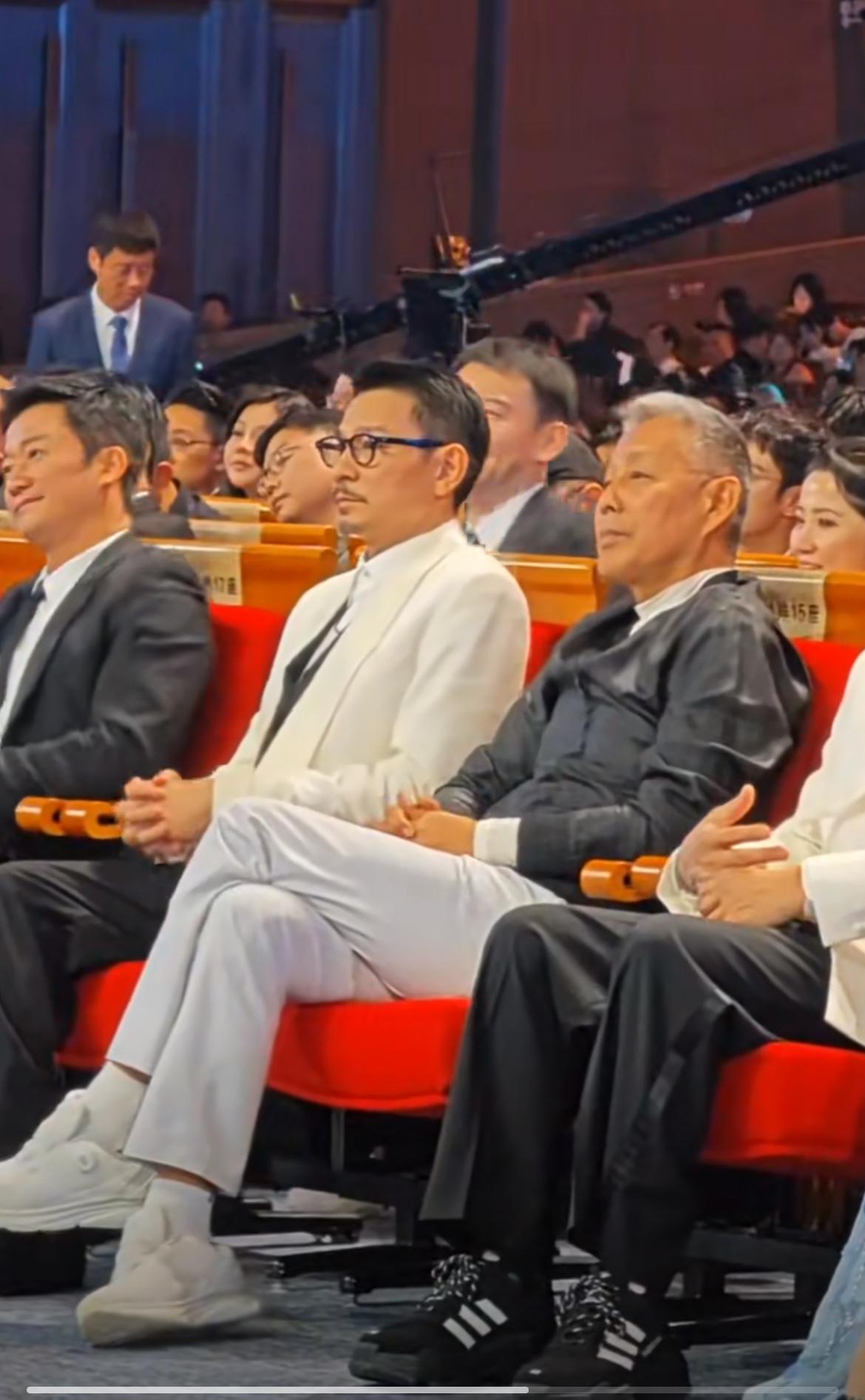 你敢信？陈道明和刘德华坐在一起，俩演艺圈常青树状态完全不一样。陈道明70岁，
