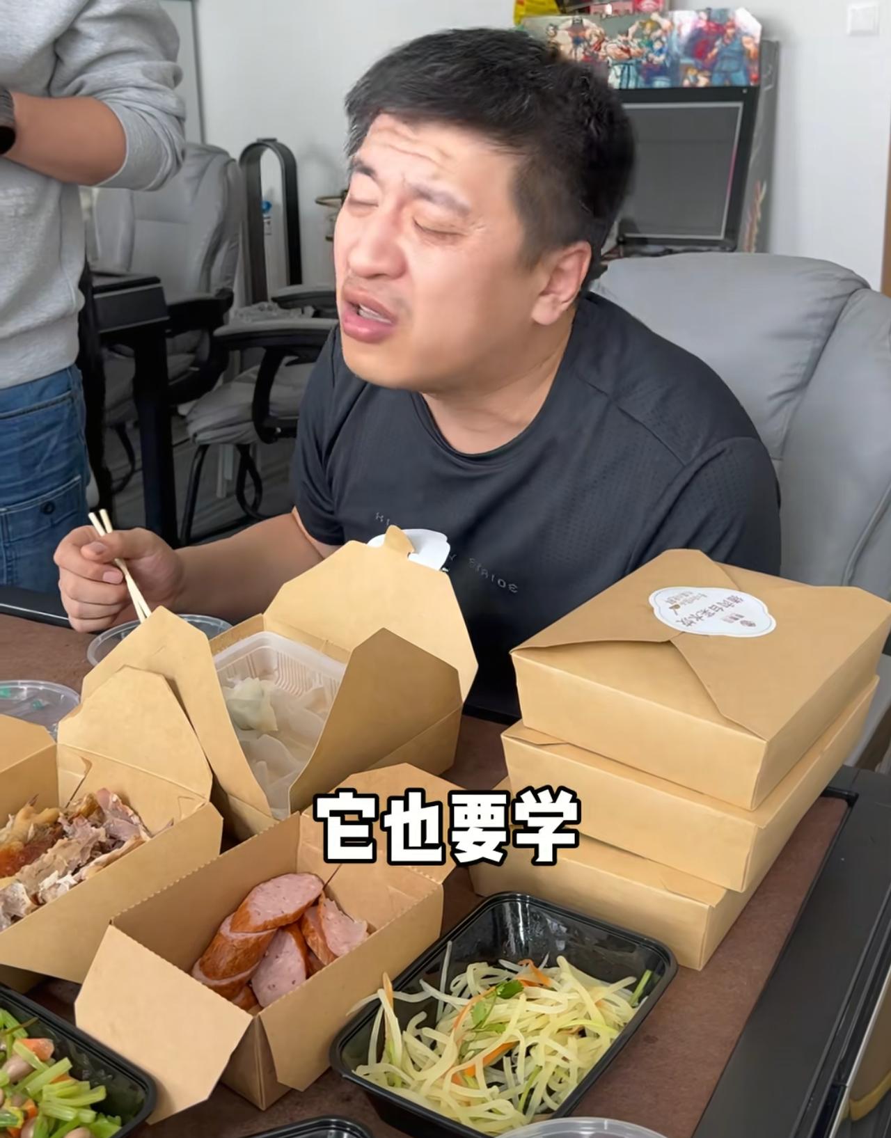 张雪峰去世前几天，他一直在吃外卖，边吃边直播工作，为大家解决问题。虽然张雪峰有