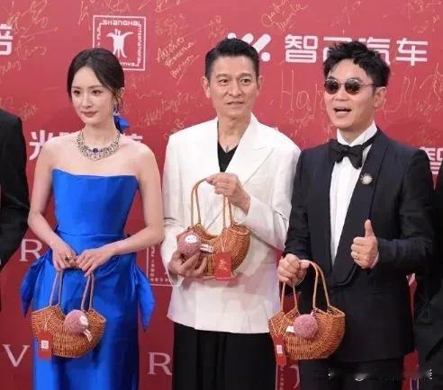 杨幂追星刘德华惨遭无视？红毯挽手零互动，网友：像极了我见偶像的样子！近日