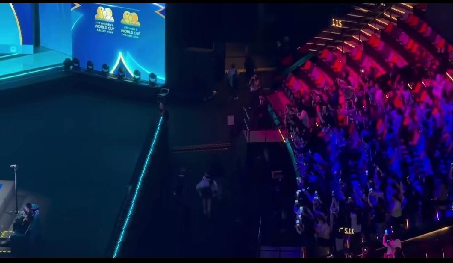 破防了！孙颖莎一离场，全场观众跟着走刷到这一幕真的破防了！比赛结束，孙颖