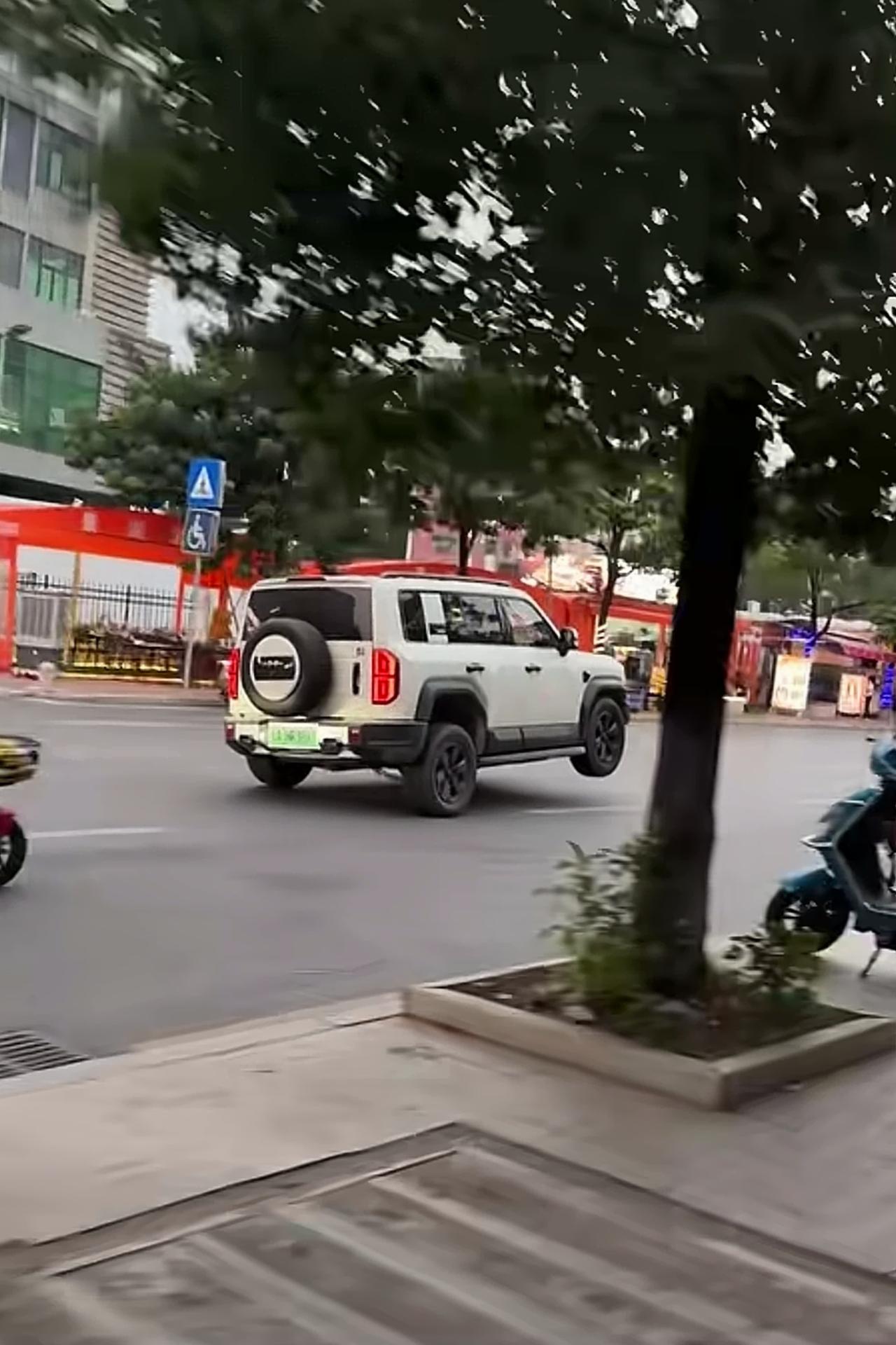 不好意思，弯道超车崴了脚