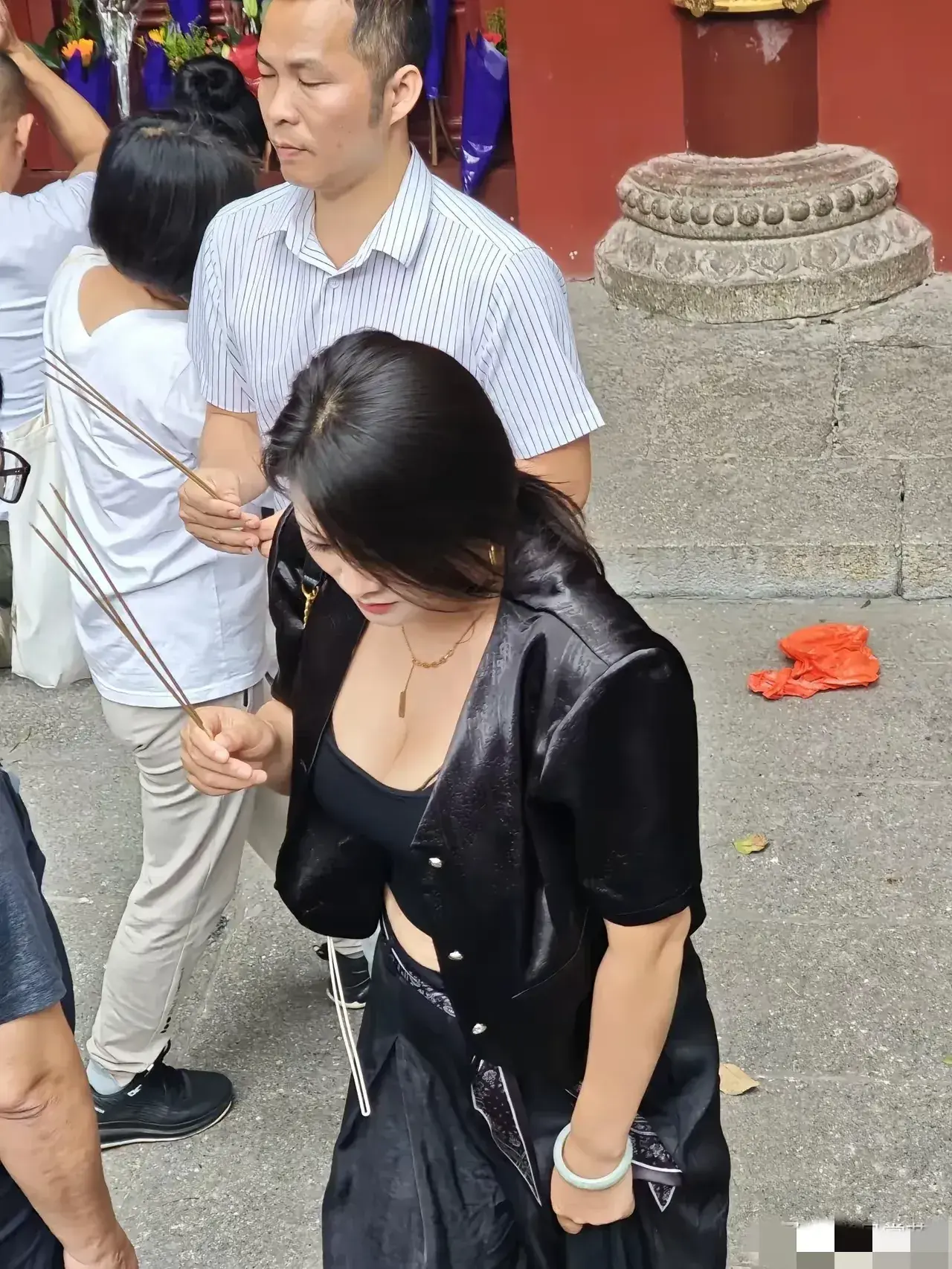 好奇！这么漂亮这么贵气，她还要求什么？