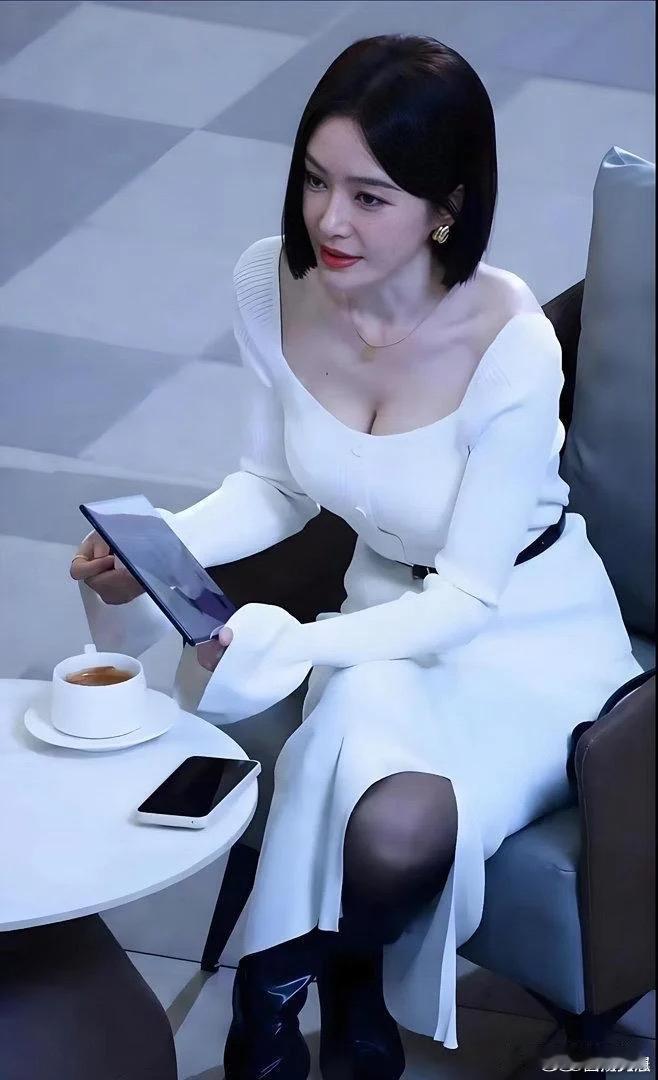 秦岚皮肤白皙身段曼妙，这身穿搭格外衬人，把优美的曲线完美展现出来。