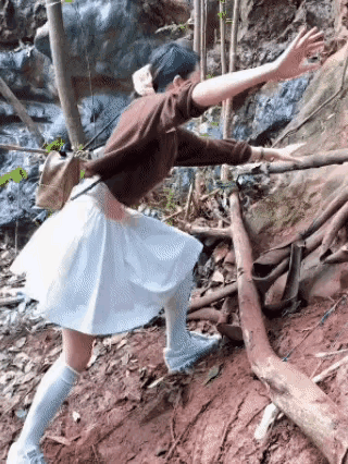 有谁知道这是在什么景区？为什么这位小姐姐有好的路不走，非要往山上爬呢？都去过那