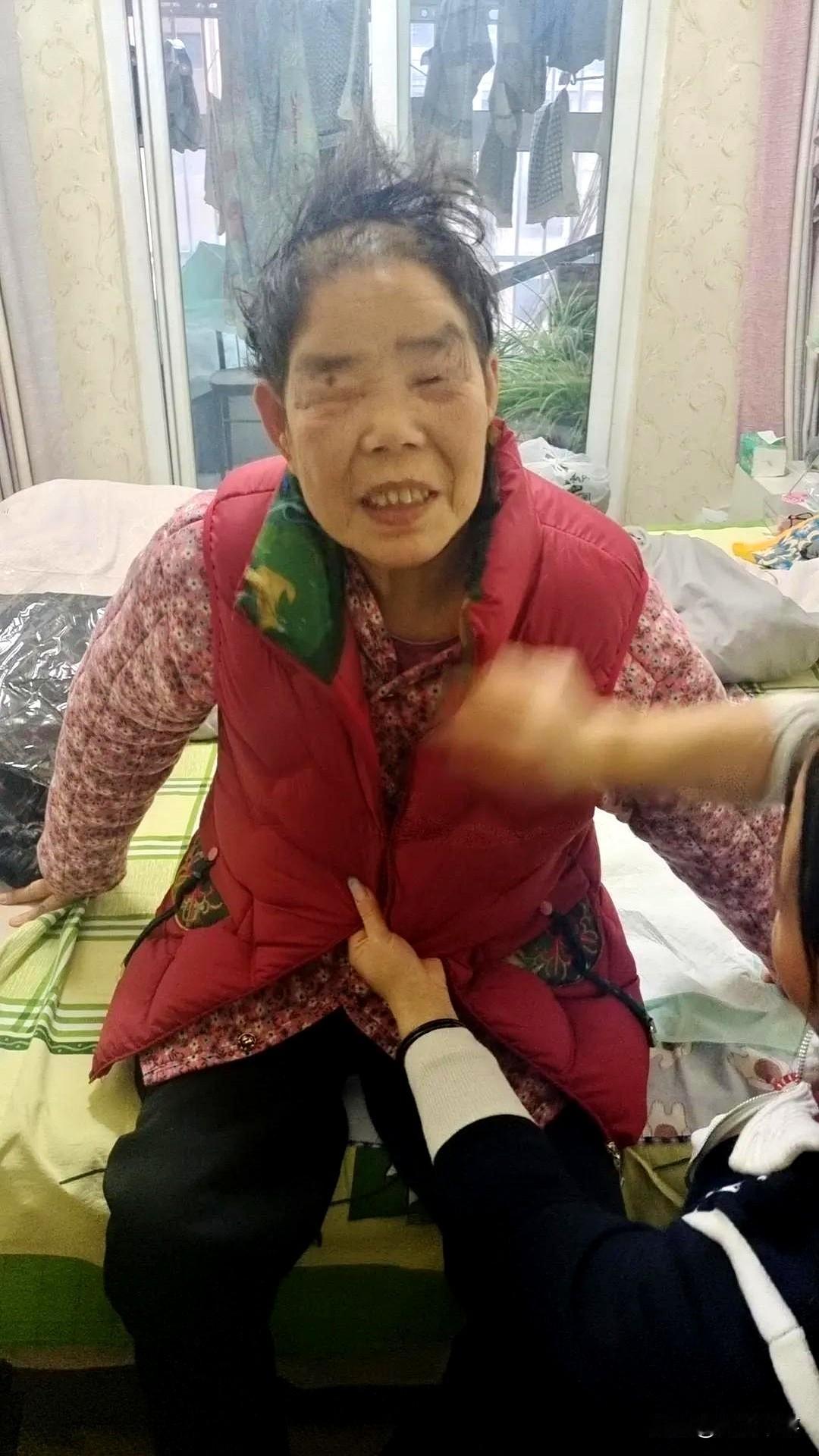 孩子从一颗小小的受精卵开始，就紧紧贴在妈妈子宫里吸收养分，靠着那根脐带和妈妈血肉