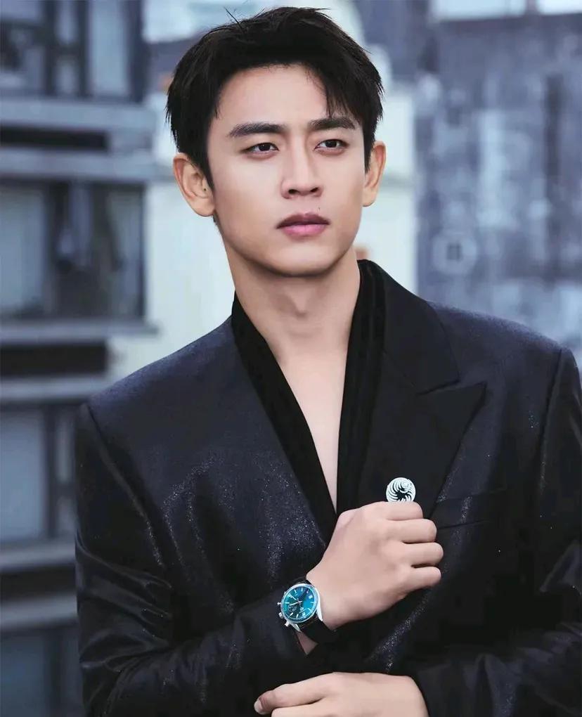 外公是著名作家，爸爸是军人妈妈战地医生，王天辰的基因太强大了说来挺有意思，