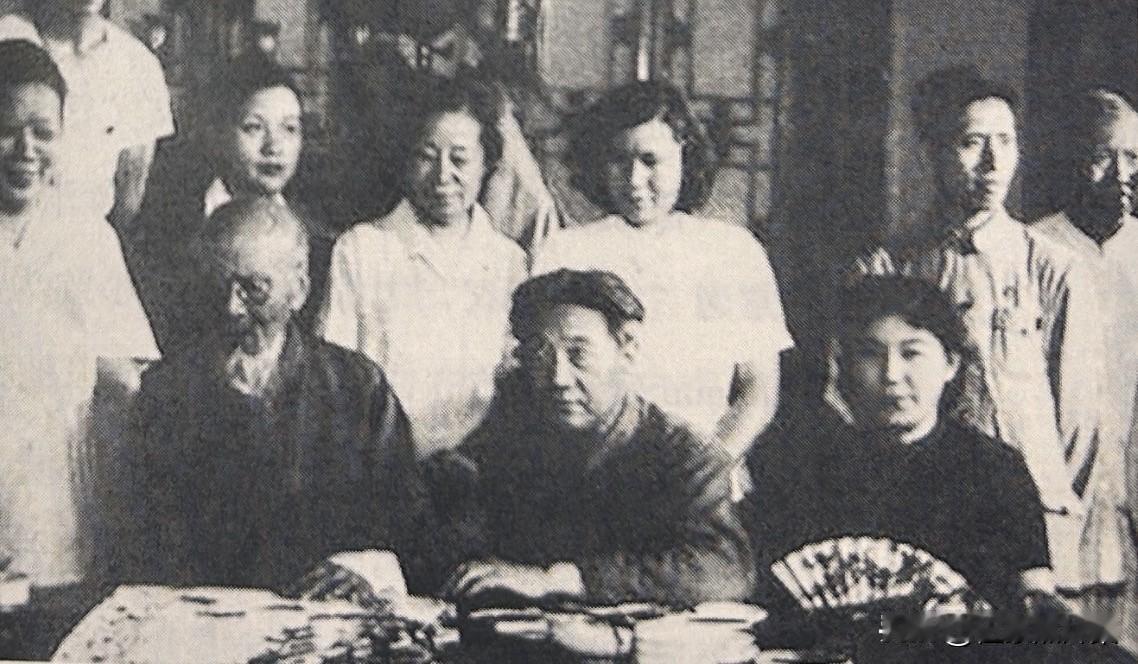 1953年齐白石、徐悲鸿与新凤霞（前排右一）、胡絜青（二排左三）、廖静文（二排左