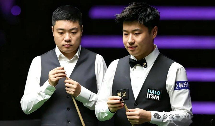 丁俊晖4比4赵心童这场本土德比极具看点，一边是斯诺克老牌名将丁俊晖，一边是天赋拉