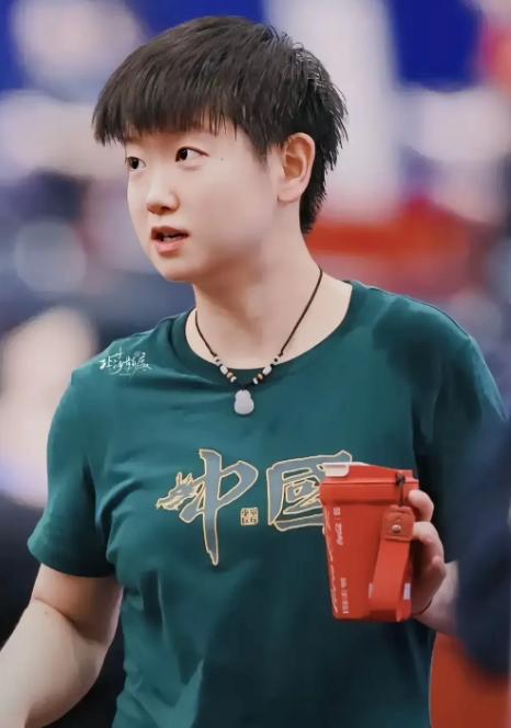 主持人问宗庆后："你女儿好管吗？"宗庆后摇摇头："我女儿不太好管。"主持人好奇：
