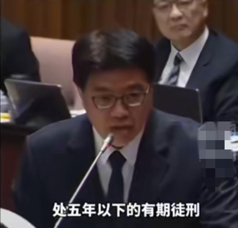 民进党已经气急败坏了，台湾“陆委会”邱垂正对郑丽文到访大陆开始发出威胁了：任何政