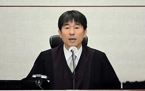 尹锡悦等内乱罪的审判长池贵然19日否认高档场所被“特殊招待”。他自称只是去吃