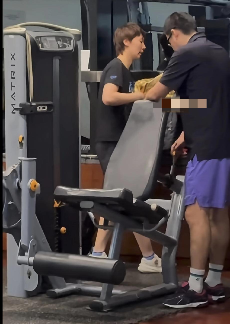 年初在健身房被偶遇的王曼昱和体能教练孙奇。在孙奇教练的指导下，王曼昱结束体能训练