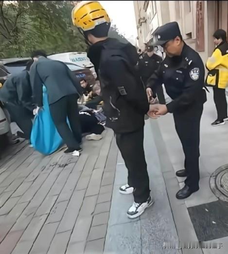 外卖小哥捅人这事儿，不知道大家注意到一个细节没有，那就是当警察准备带走小哥时，他