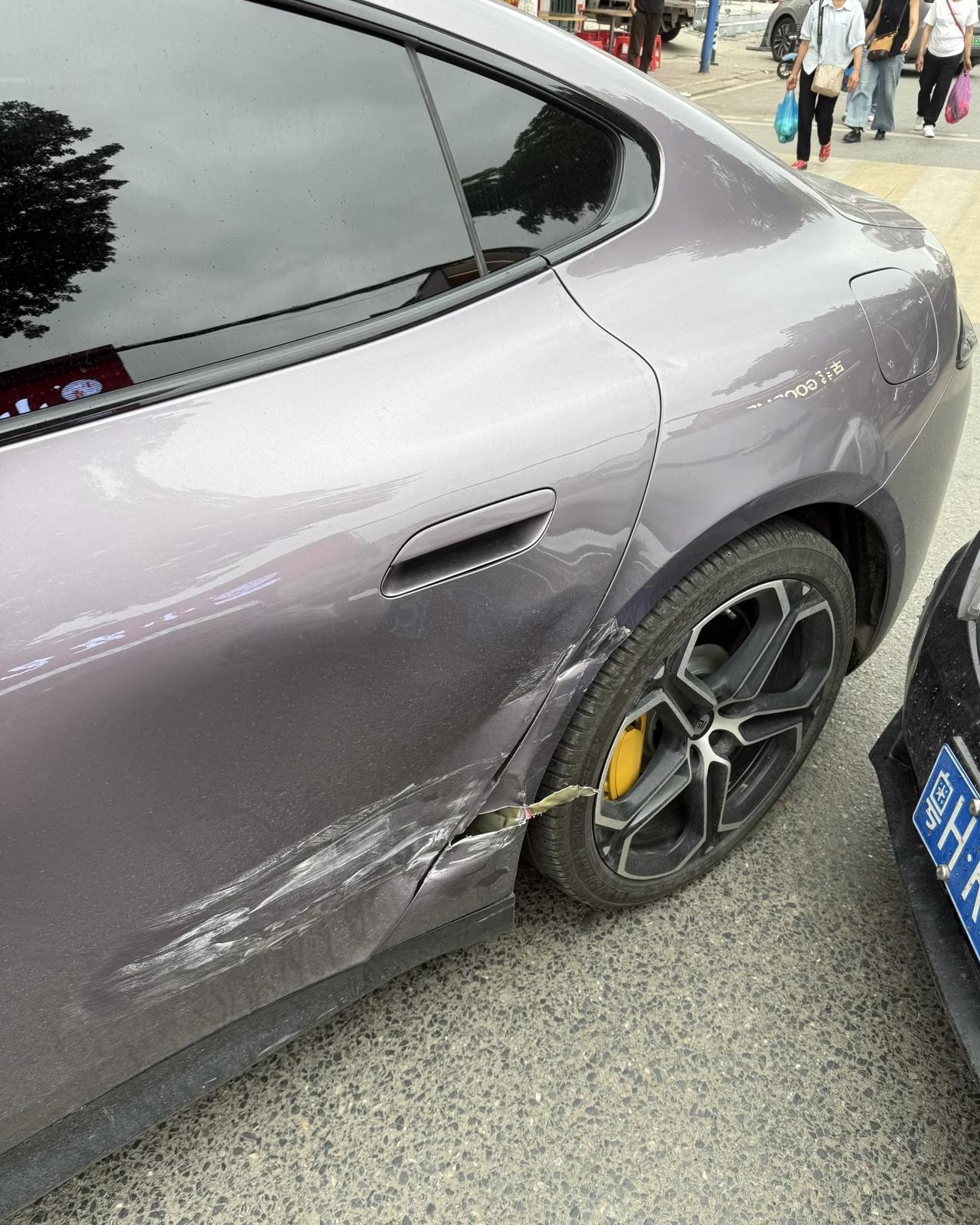 小米su7铁皮咋那么薄直愣愣被比亚迪冲出来掀了衣服裙角比亚迪大哥衣袖略脏大