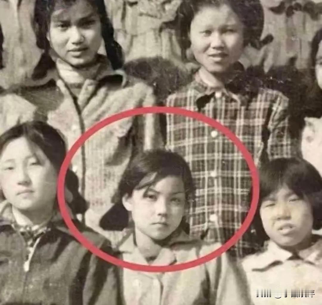 少女时期的王菲，长得好清秀，又有气质。王菲1969年出生在北京，祖籍是哈尔滨，家