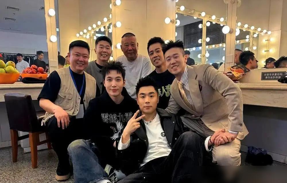 张九南终于“封王”了！郭德纲当众官宣，这个在台上被观众“怼”了14年的“疯子”，