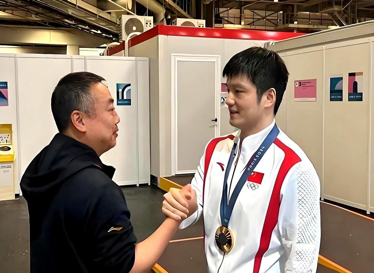 刘国梁管国乒那十年，樊振东、陈梦刚好一步步扛起来担子。可奥运刚拿金牌，本该热热闹