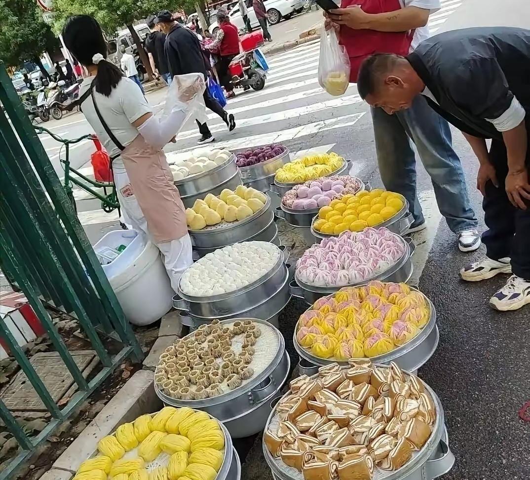 敢蹲路边地上直接摆馒头售卖的摊主，真的让人无语。路边摆