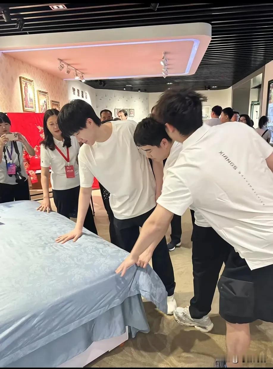 头哥手往被子上一摸，请原谅我下意识就想到给家里布置[笑着哭][笑着哭][笑着哭]都说
