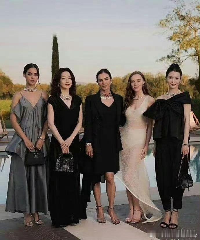 有人说P掉金晨，照片会更高级？你觉得呢？​​​