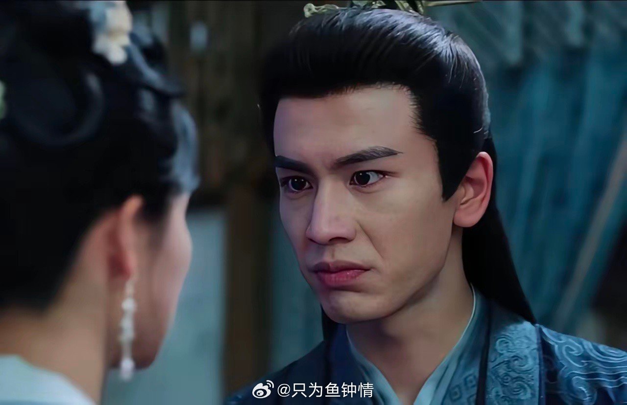 发现没？张凌赫离开精修长这样？他根本不帅好不好？而且很疲惫的状态，法令纹都很重！