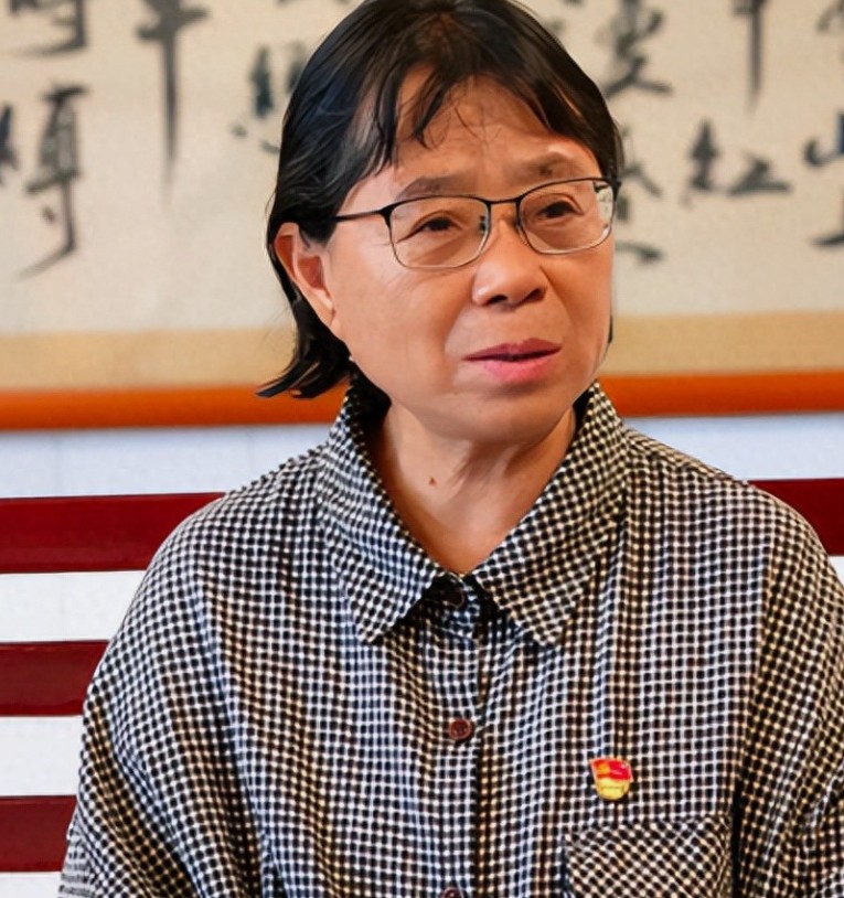 张桂梅校长在云南丽江的大山里就是一束亮光，照亮山区女孩子前进道路。 她才是一