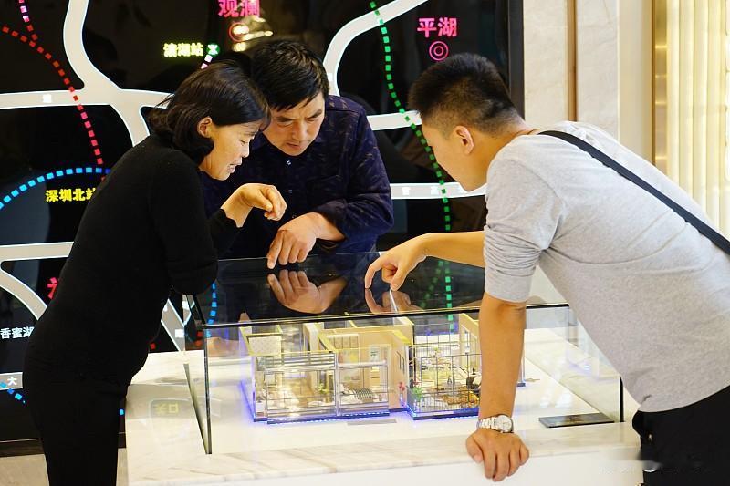 愿意买大城市郊区房子的人，基本上都是以外地人为主。深圳楼市自从放开郊区的限购以